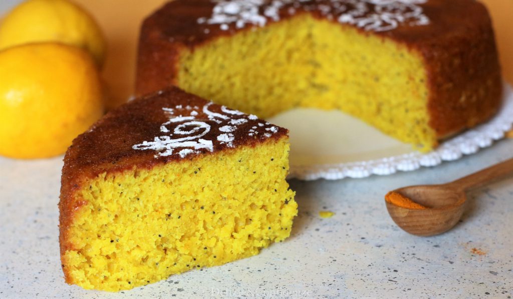 Torta in pentola al sapore di limonata, curcuma e semi di papavero (senza uova, senza burro, senza latte e senza zucchero)
