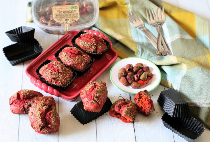 Mini plumcake salati rossi con olive e mix di semi macinati