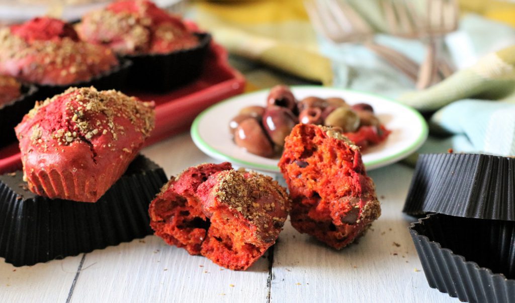 Mini plumcake salati rossi con olive e mix di semi macinati