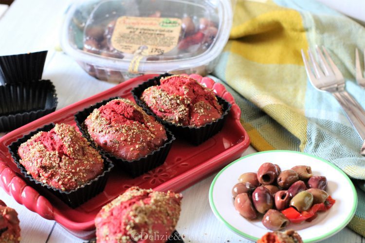 Mini plumcake salati rossi con olive e mix di semi macinati