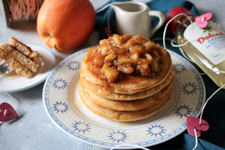 Pancakes alle mele con mele caramellate (ricetta senza uova - burro - zucchero)