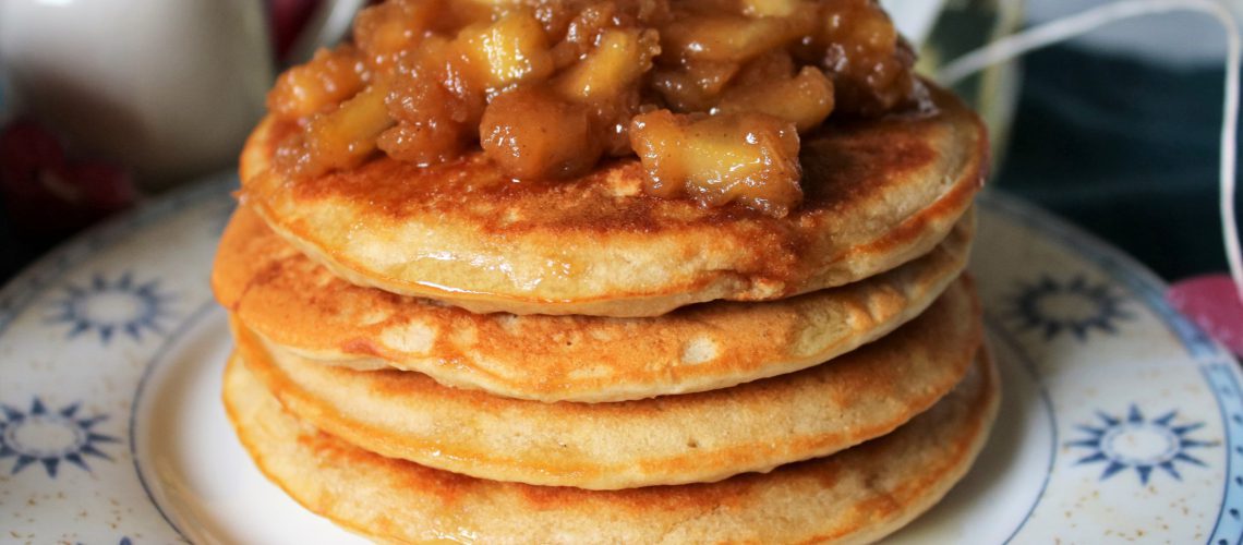 Pancakes alle mele con mele caramellate (ricetta senza uova - burro - zucchero)
