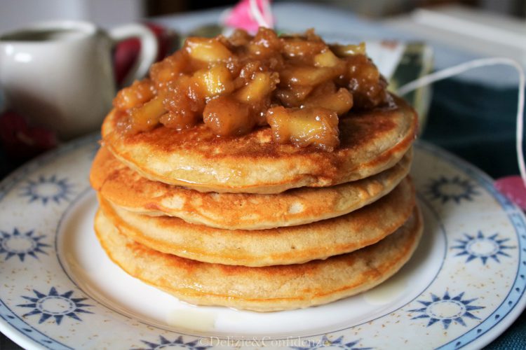 Pancakes alle mele con mele caramellate (ricetta senza uova - burro ...