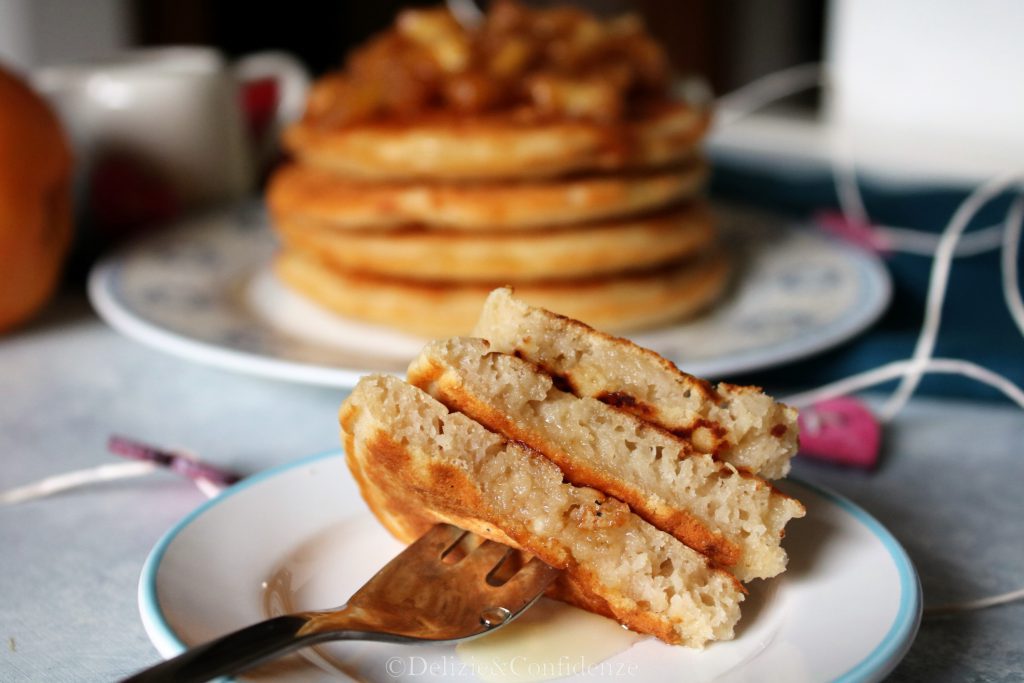 Pancakes alle mele con mele caramellate (ricetta senza uova - burro - zucchero)