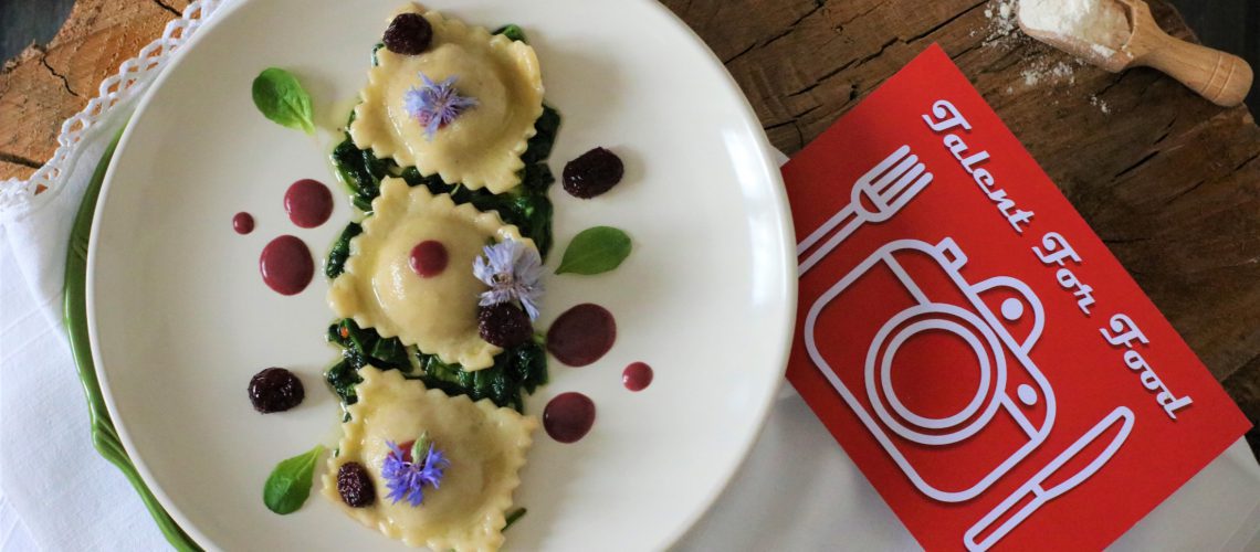 Ravioli di farro con brasato di coniglio e Blu 61 su letto di misticanza e risuzione di Wildbacher - TALENT FOR FOOD 2018