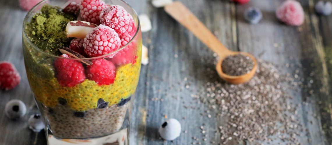 Pudding ai semi di chia con matcha, curcuma e cocco