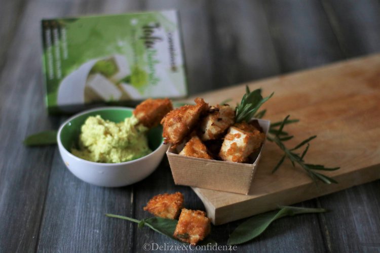 Triangolini di tofu dorati con mayo alla curcuma e zenzero