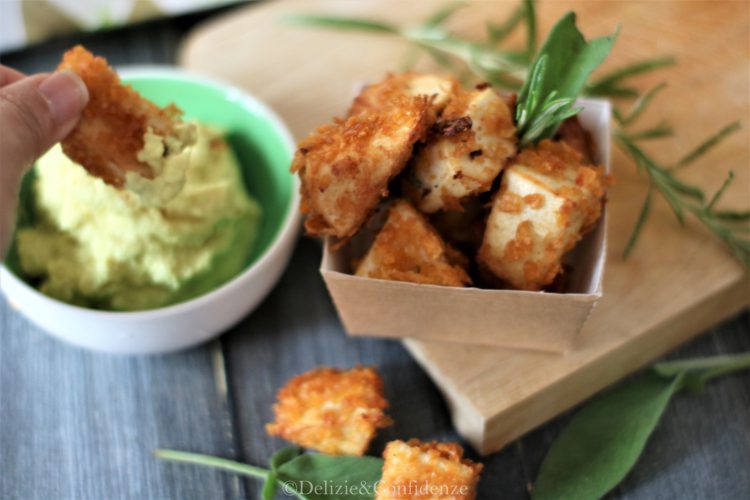 Triangolini di tofu dorati con mayo alla curcuma e zenzero