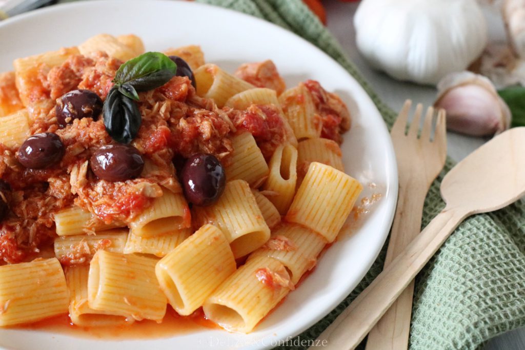 Pasta al sugo di tonno e olive