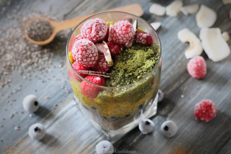 Pudding ai semi di chia con matcha, curcuma e cocco