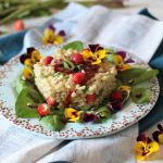 Insalata d'orzo con verdure e fragoline di bosco