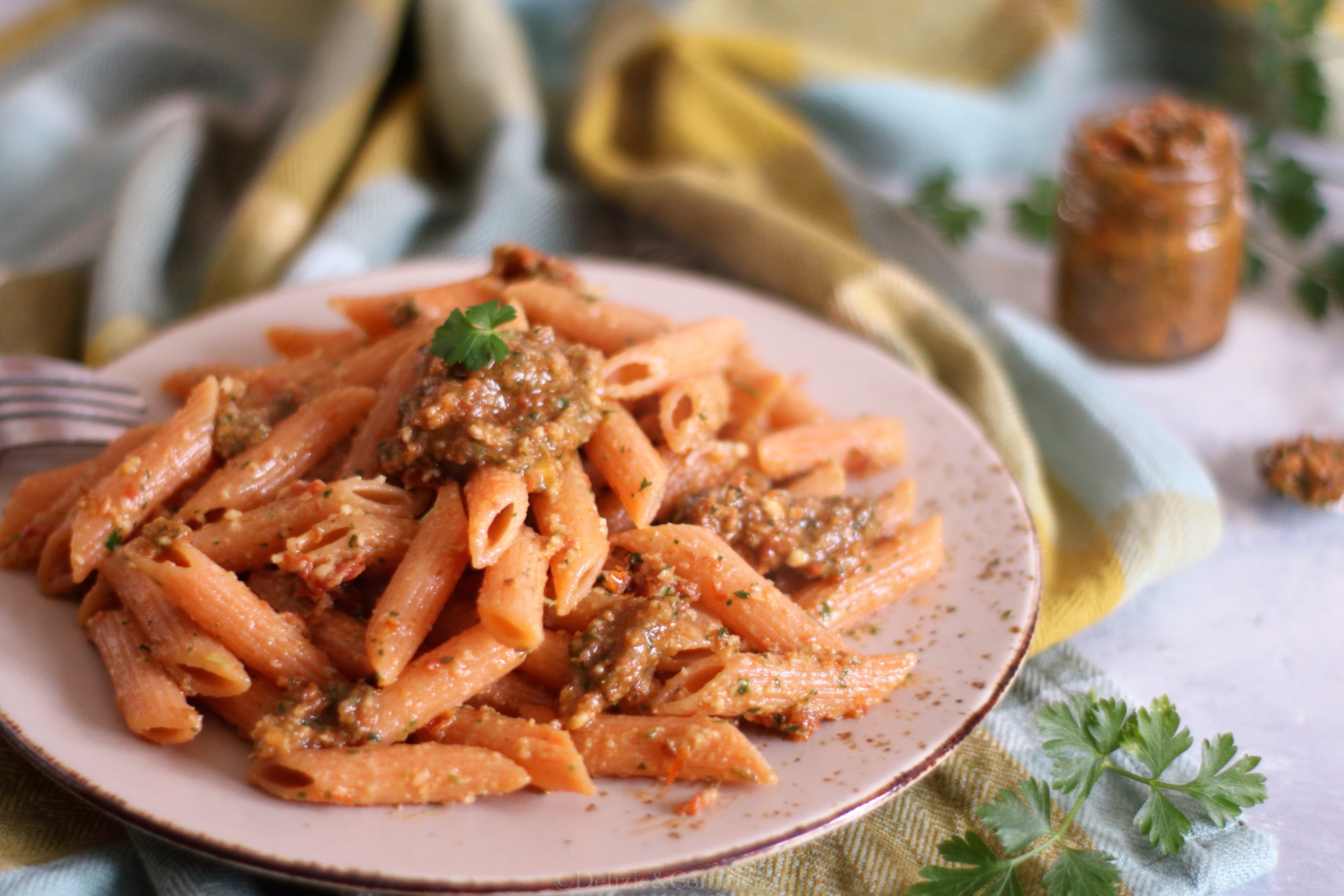 di lenticchie rosse con pesto di pomodori secchi ed acciughe