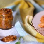 Pennette di lenticchie rosse con pesto di pomodori secchi ed acciughe