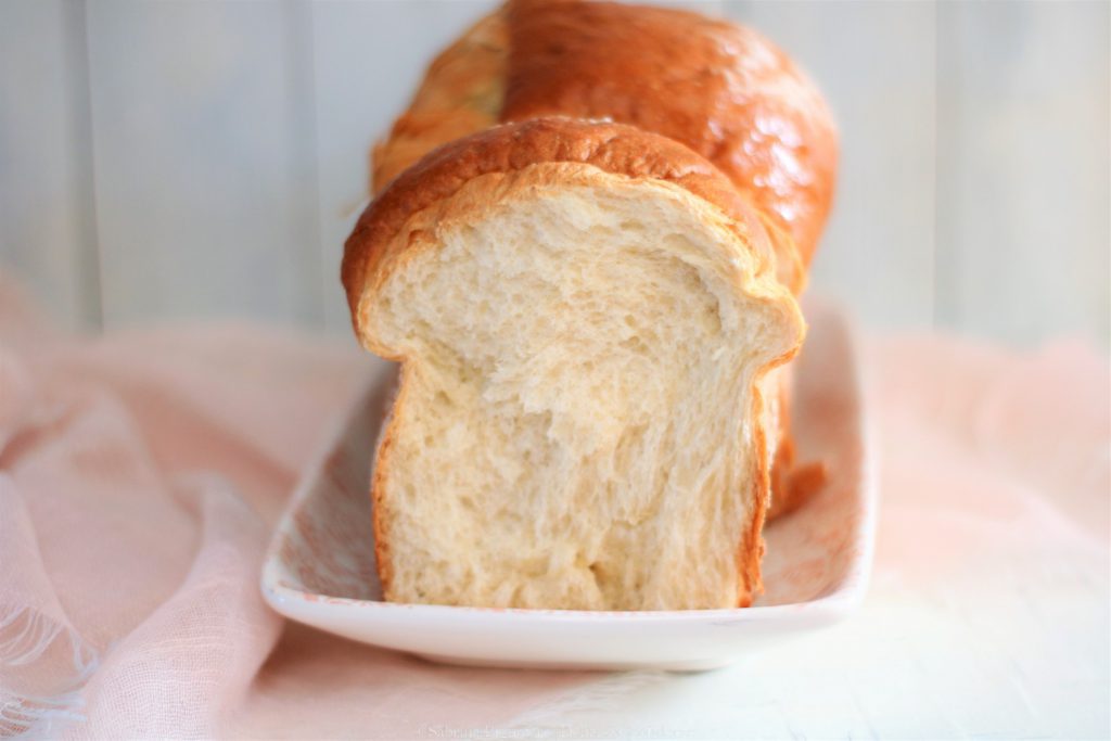 Un pan brioche molto soffice, morbido e leggero, che mantiene tali caratteristiche più a lungo grazie al metodo giapponese Tang Zhong.  Senza latte nè burro, questo pane dolce è perfetto per la colazione e la merenda di tutta la famiglia.