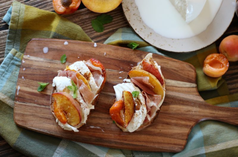 Bruschetta con frutta grigliata, bufala e Jamón iberico.