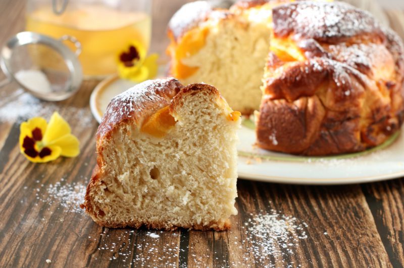 Brioche allo yogurt con pesche sciroppate