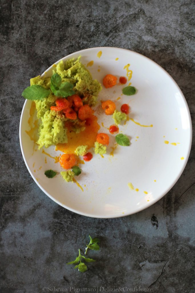 Spugna di piselli con gamberetti allo zafferano e gocce di pomodoro piccanti.
Si tratta di un piatto da servire freddo, molto scenografico, dall'esecuzione laboriosa, per un risultato gustativo, visivo ed olfattivo davvero sorprendente.