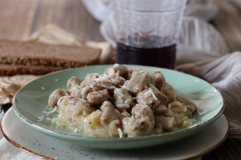 Gnocchi di pane nero con cipolla rosolata.