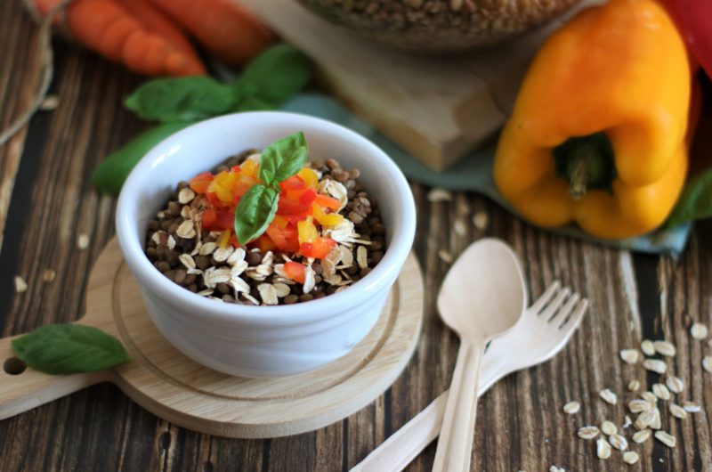 Insalata di lenticchie con fiocchi di avena e peperoni