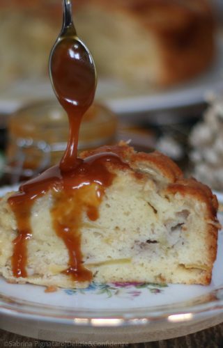 Torta di banane e mele con caramelo salato