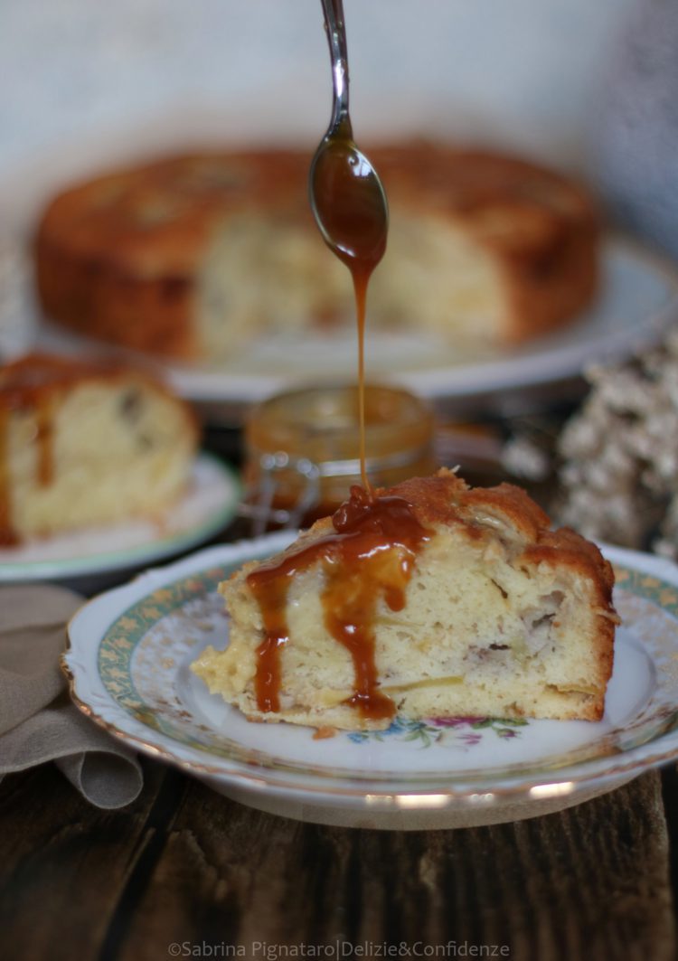 Torta di banane e mele al caramello salato