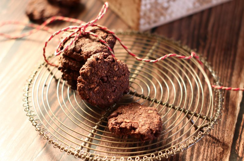 Biscotti alla frutta con miele e cioccolato