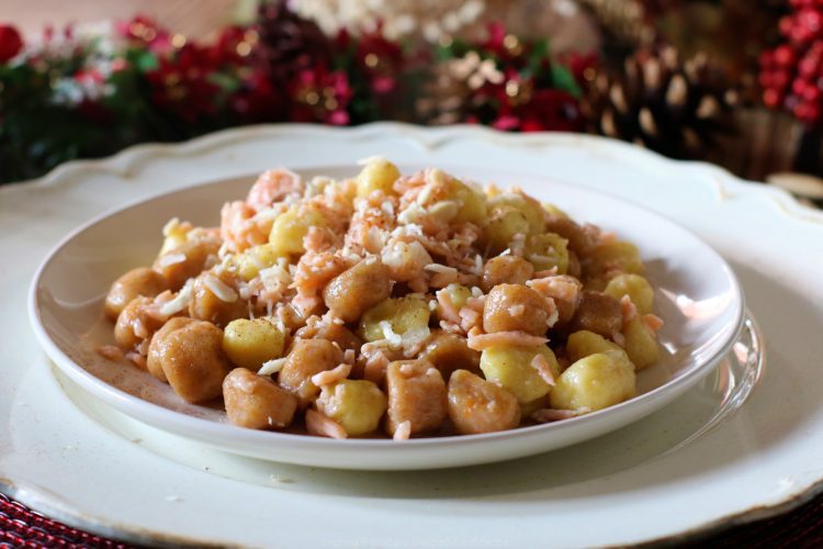 Gnocchetti al salmone e mandorle