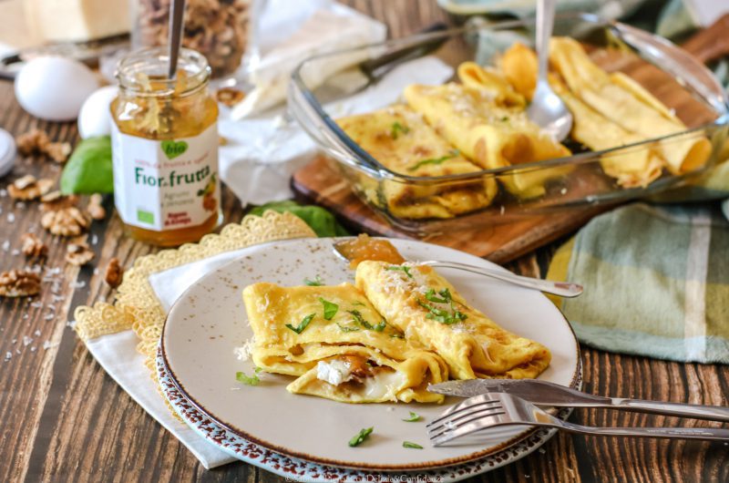Saccottini di crepes agli albumi e zafferano con brie, noci e Fiordifrutta agrumi e zenzero
