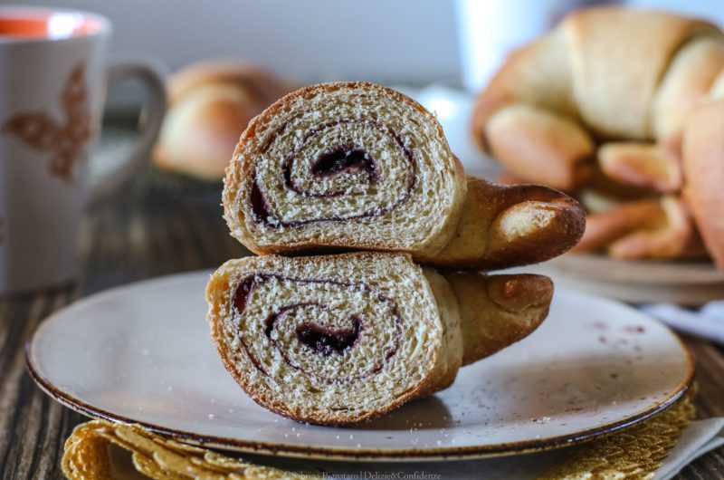 Cornetti di pasta brioche senza burro, con confettura di more fatta in casa