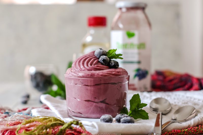 Mousse al succo di mirtillo selvatico e mela