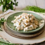Pasta con crema alle erbe aromatiche