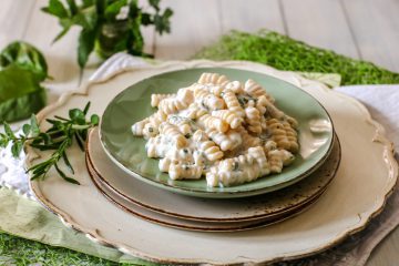 Pasta con crema alle erbe aromatiche