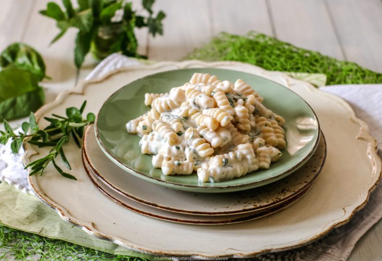 Pasta con crema alle erbe aromatiche