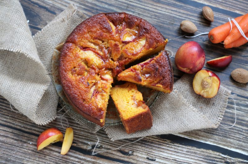 Torta di carote con pesche noci e confettura di pesche