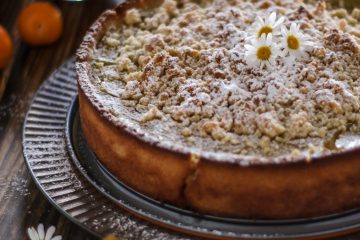 Crostata con flan, susine e crumble