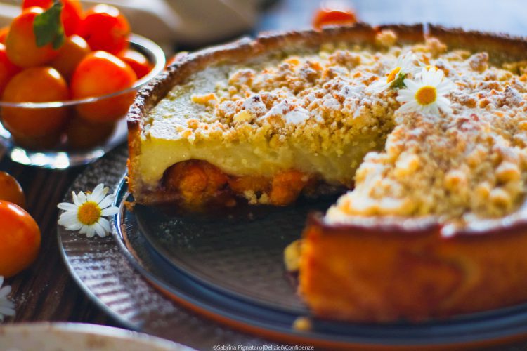 Crostata con flan, susine e crumble