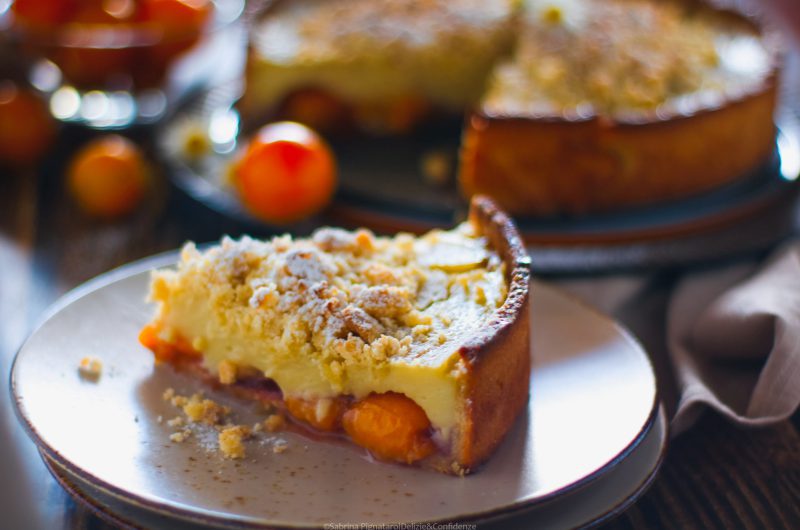 Crostata con flan alle mandorle, susine gialle e crumble