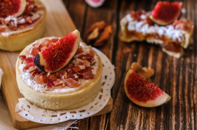 Mini Tarte salate ai fichi con mousse di ricotta, noci e speck