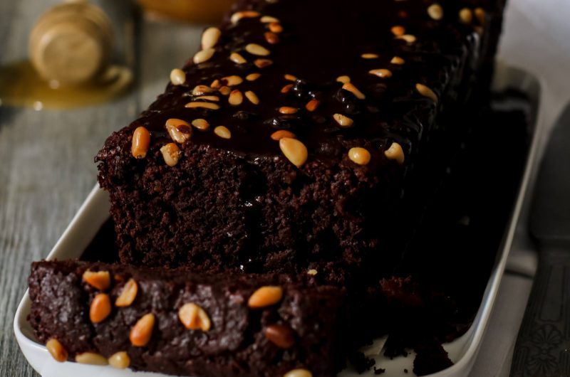 Plumcake di mele e frutta secca con glassa al miele e cacao