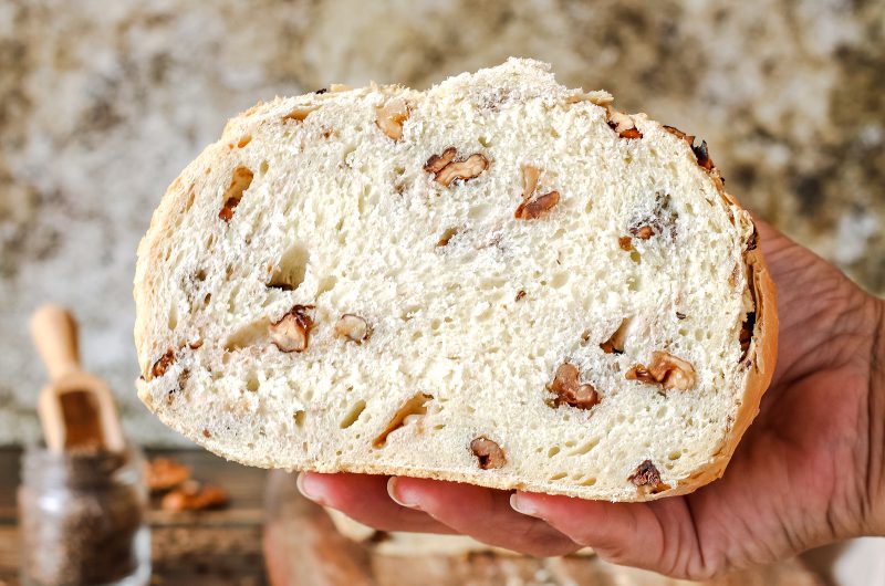 Pane alle noci e semi di cumino