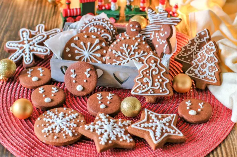 Biscotti di Natale decorati con ghiaccia reale