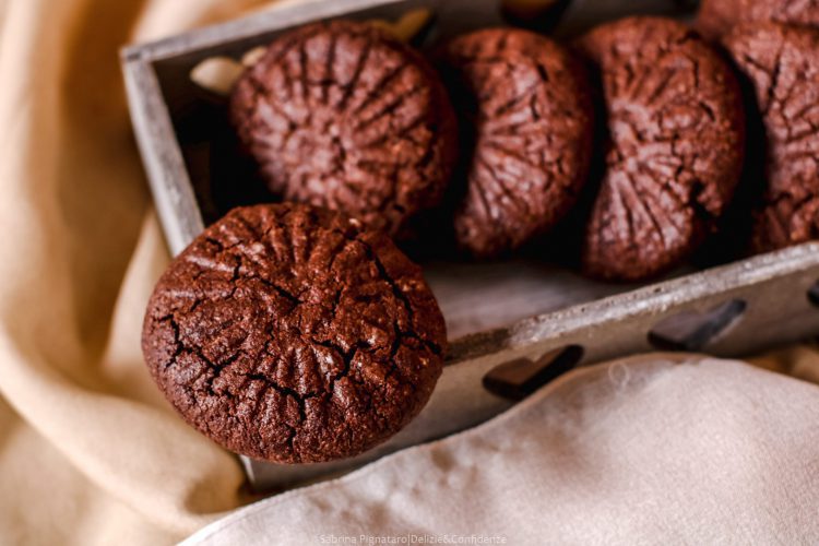Cookies all'avena, mandorle e cacao