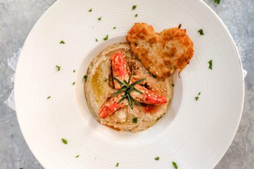 Gamberoni al brandy su purea di cannellini e cuori dorati di patate