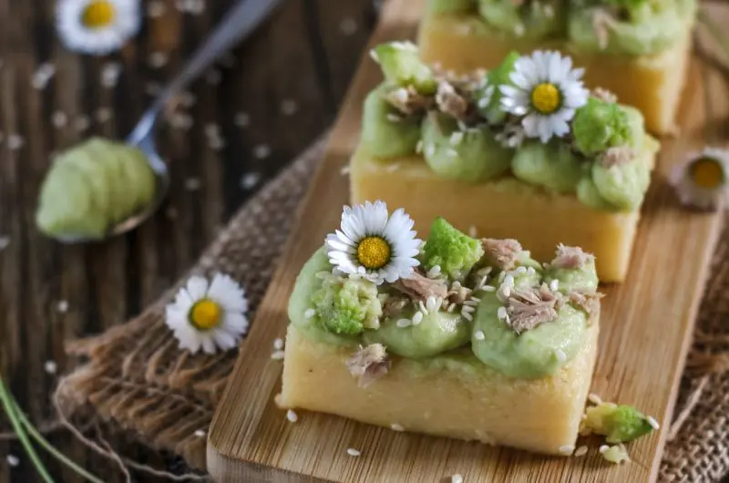 Polentine dorate con crema di broccolo e tonno