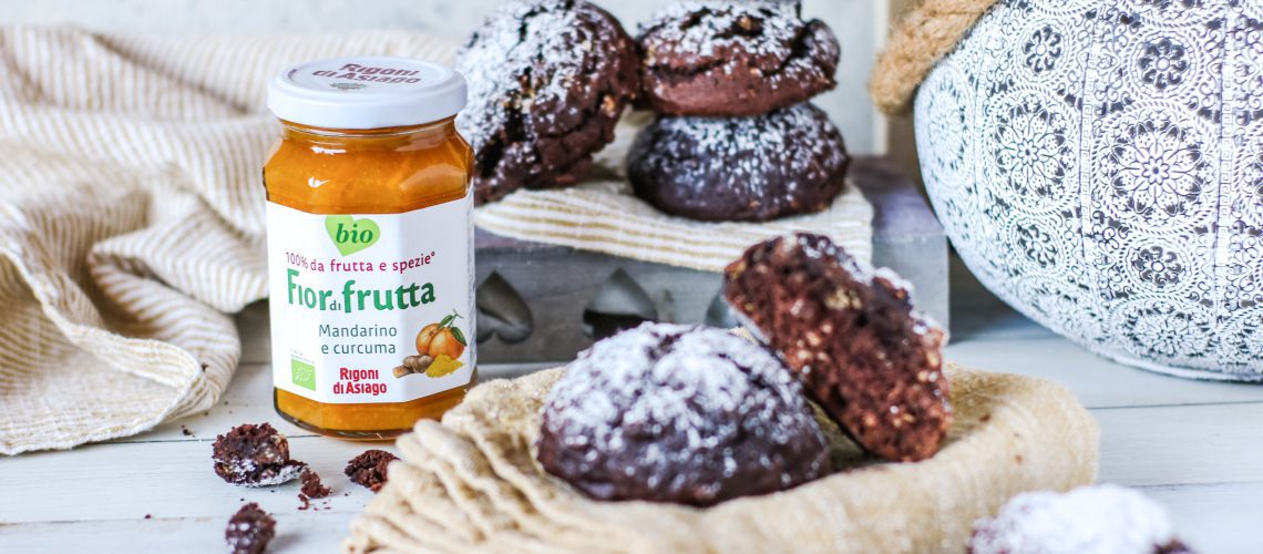 Biscotti al cioccolato, spezie e marmellata d'agrumi