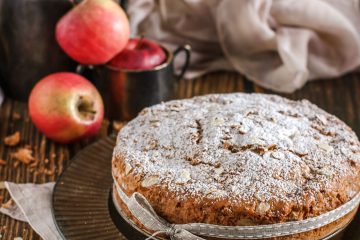 Torta di mele con amaretti e mandorle