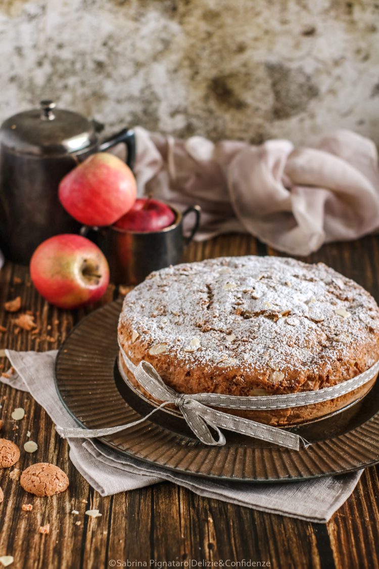 Torta di mele con amaretti e mandorle