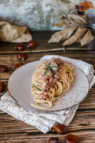 Spaghetti con le castagne e salsiccia