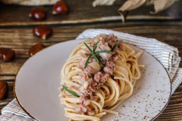 Spaghetti con le castagne e salsiccia