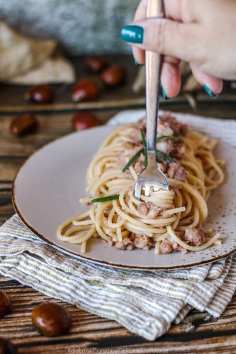 Spaghetti con le castagne e salsiccia